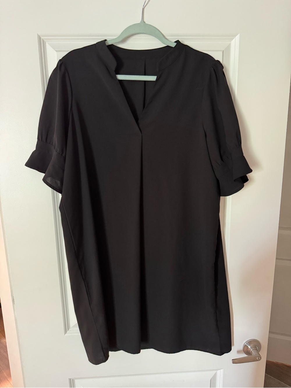 Women’s Black V-Neck Short Sleeve Top